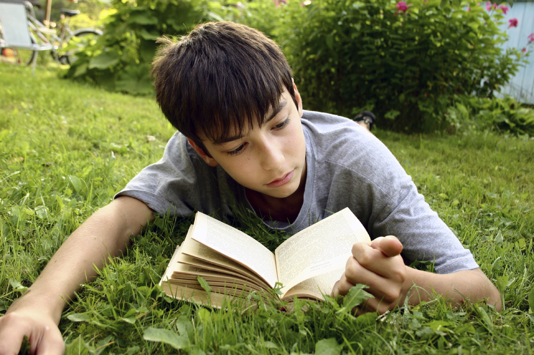 Книга для мальчиков. Подросток с книгой в руках. Юноша с книгой. Подросток с книжкой. Читать с картинки. Книга для мальчиков. Подросток с книгой в руках. Юноша с книгой. Подросток с книжкой.