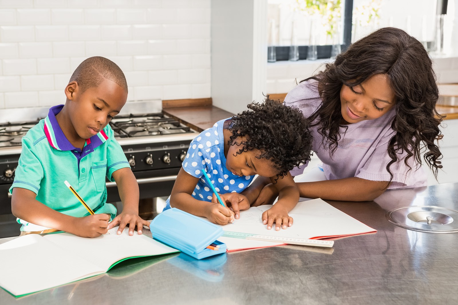 Watch are the children doing. Doing hw. The children are doing their homework. Children do homework. The Kids are doing their homework..