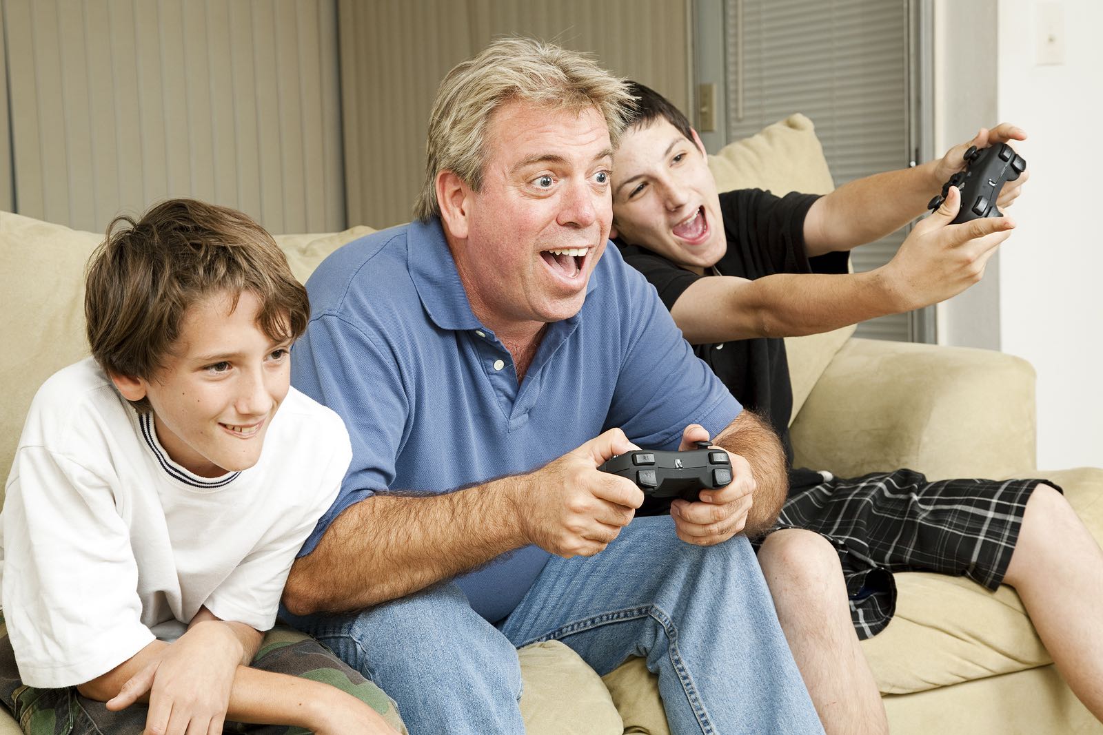 Папа играет в страшные. Родители играют с детьми в компьютерные игры. Папа и сын играют в приставку. Отец и сын подросток. Сын дяди.