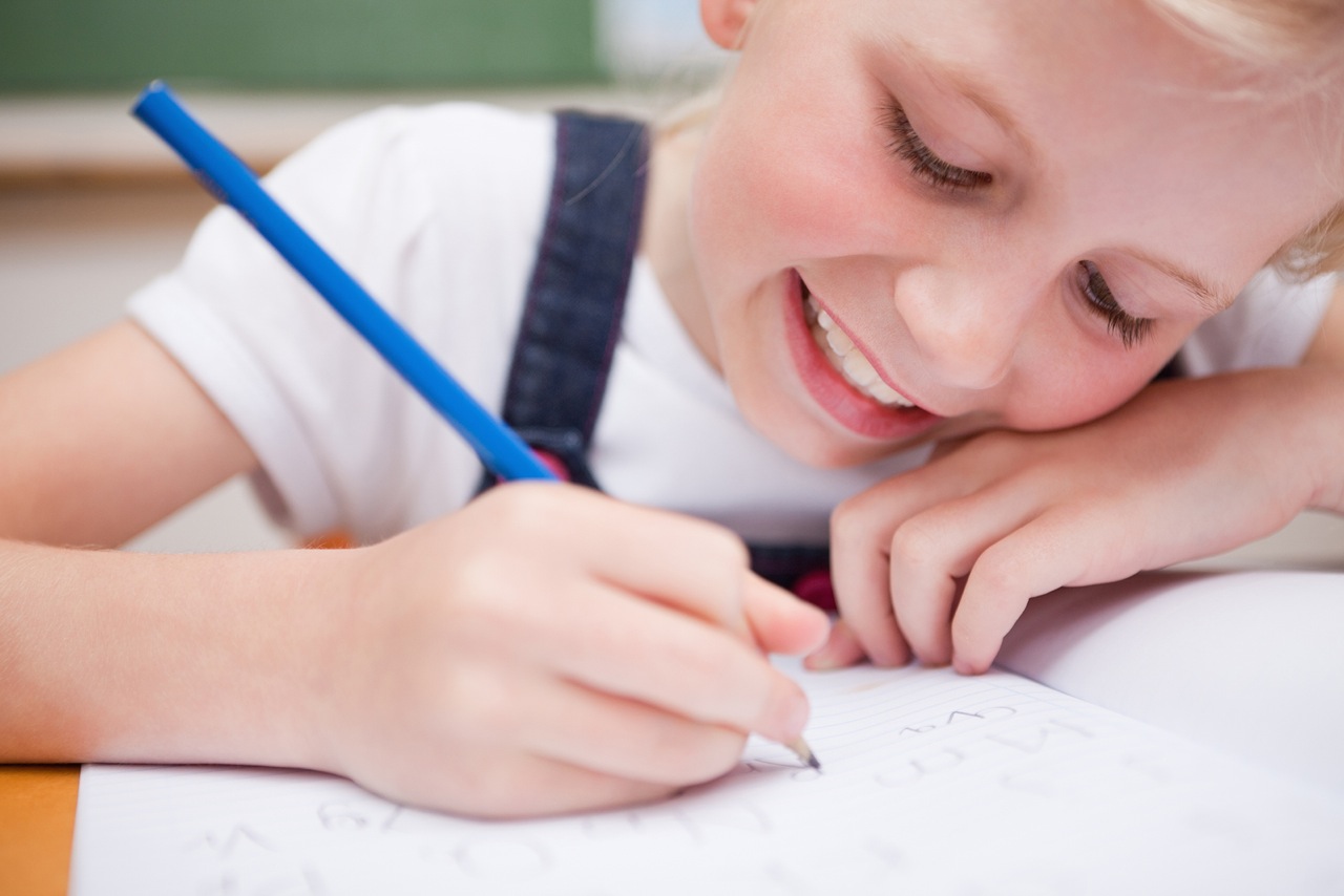 Write close. План школьницы. Писающие школьницы картинки. Happy children doing homework.